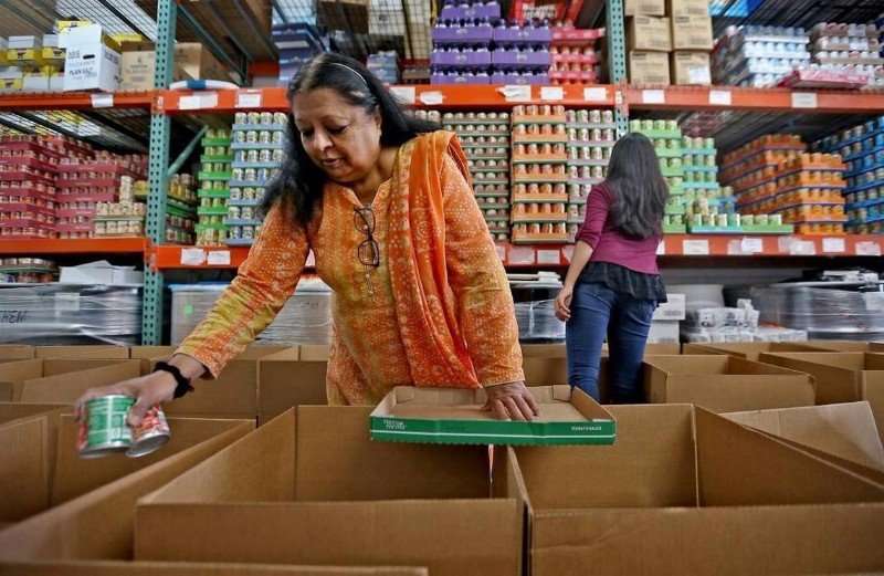 During Ramadan and all year, Muslim women help